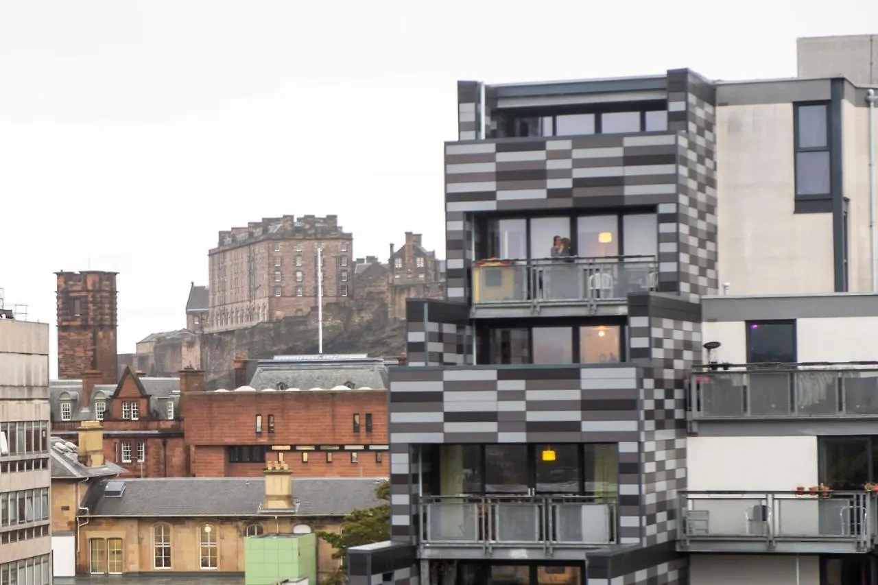 Guestready - Stylish Top Floor Apt In The City Centre Edinburgh Apartment